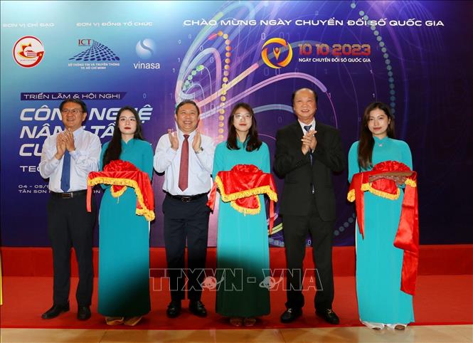 Delegates cut the ribbon to open the exhibition in the framework of the conference on digital transformation in Ho Chi Minh City on October 4. VNA Photo: Thanh Vũ