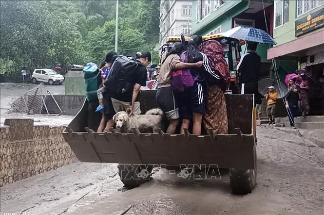 Sơ tán người dân khỏi các khu vực ngập lụt ở Muguthang, bang Sikkim, Ấn Độ, ngày 4/10/2023. Ảnh: AFP/TTXVN