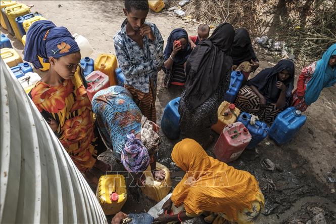 (tư liệu) Người dân chờ lấy nước sinh hoạt  tại Dubti, Ethiopia. Ảnh: AFP/TTXVN