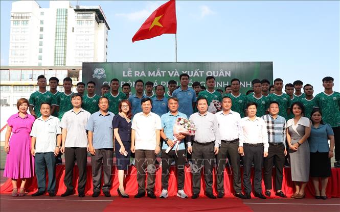 Đại diện lãnh đạo tỉnh Ninh Bình chúc mừng đội bóng. Ảnh: Đức Phương - TTXVN