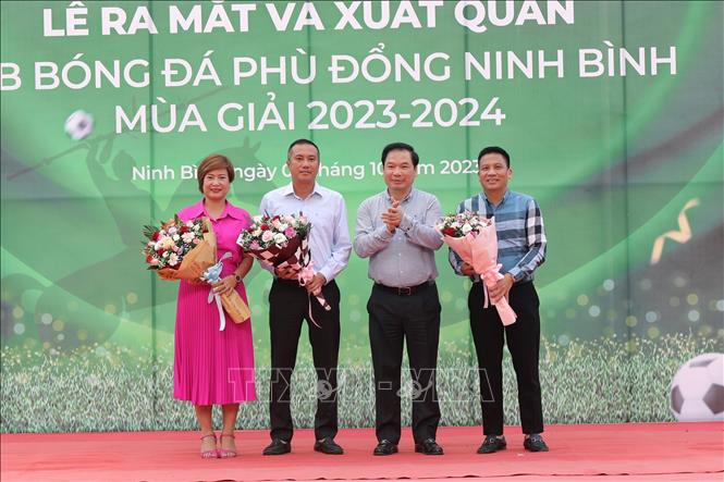 Đại diện lãnh đạo tỉnh Ninh Bình chúc mừng đội bóng. Ảnh: Đức Phương - TTXVN