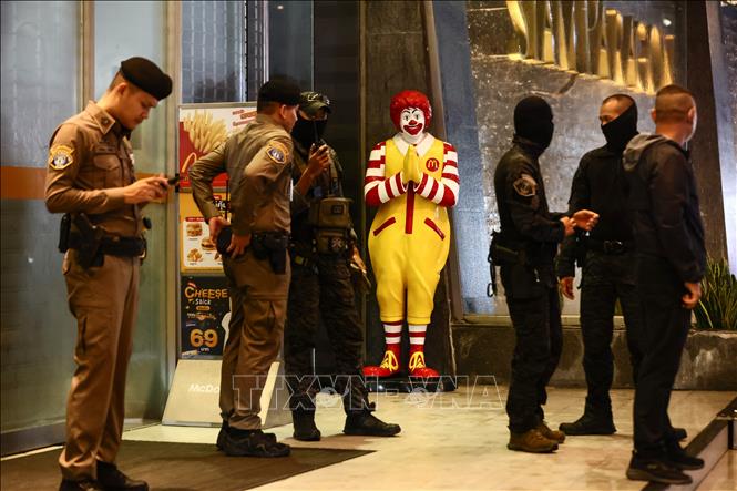 Cảnh sát Thái Lan gác tại Trung tâm thương mại Siam Paragon ở Bangkok,sau vụ nổ súng ngày 3/10/2023. Ảnh: AFP/TTXVN