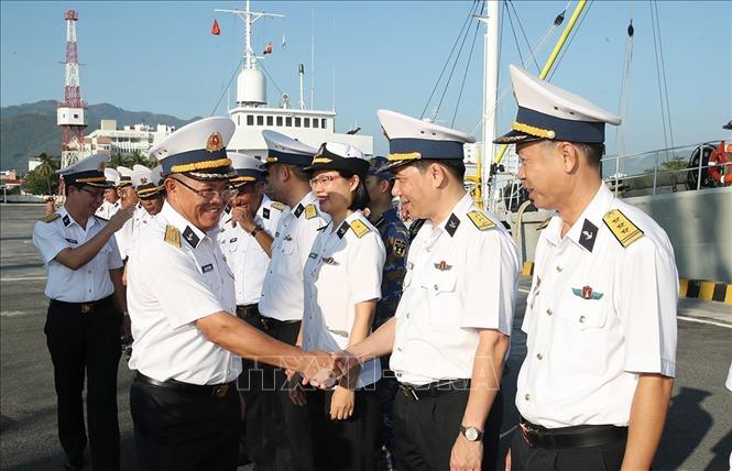 Tiễn đoàn công tác. Ảnh: TTXVN phát