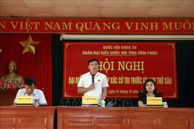 Phó trưởng Đoàn ĐBQH tỉnh Vĩnh Phúc Nguyễn Văn Mạnh phát biểu tại buổi tiếp xúc cử tri huyện Trung Mỹ, trước Kỳ họp thứ 6, Quốc hội khóa XV. Ảnh: Hoàng Hùng - TTXVN
