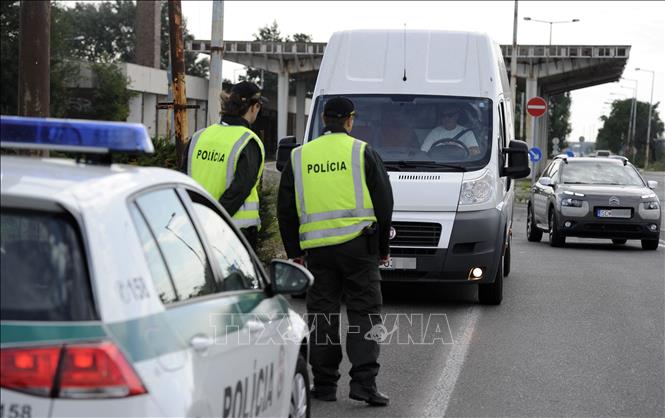 Cảnh sát Slovakia gác tại trạm kiểm soát tại khu vực biên giới gần Rajka (Hungary) và  Cunovo (Slovakia). Ảnh: AFP/TTXVN