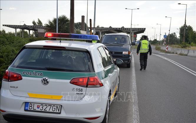 Cảnh sát Slovakia gác tại trạm kiểm soát tại khu vực biên giới gần Rajka (Hungary) và  Cunovo (Slovakia). Ảnh: AFP/TTXVN