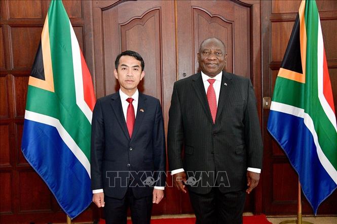 Đại sứ Việt Nam tại Nam Phi Hoàng Sỹ Cường và Tổng thống Nam Phi Cyril Ramaphosa tại lễ trình Quốc thư. Ảnh: TTXVN phát