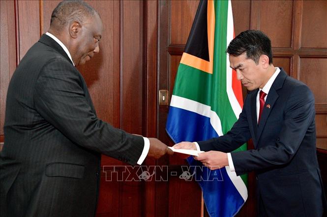 Đại sứ Việt Nam tại Nam Phi Hoàng Sỹ Cường trình Quốc thư lên Tổng thống Nam Phi Cyril Ramaphosa. Ảnh: TTXVN phát