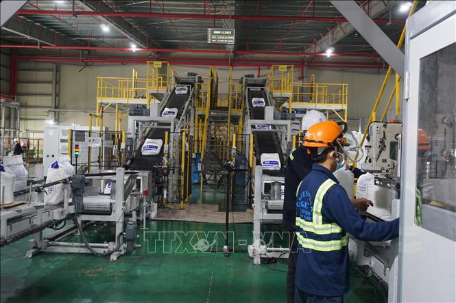 Hoạt động sản xuất tại nhà máy sản xuất của Tập đoàn Hóa chất HyosungVina (Hàn Quốc) ở Khu công nghiệp Cái Mép, thị xã Phú Mỹ, tỉnh Bà Rịa-Vũng Tàu. Ảnh: Hoàng Nhị - TTXVN