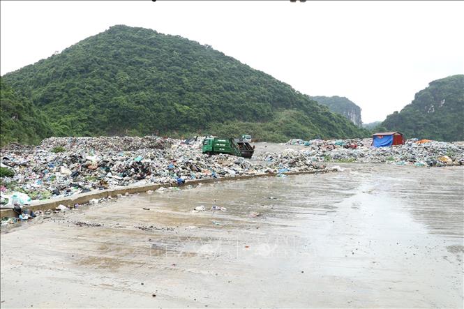 Bãi chôn lấp chất thải rắn của xử lý chất thải rắn Ninh Bình sắp bị lấp đầy trước 20 năm theo thiết kế. Ảnh: Đức Phương - TTXVN