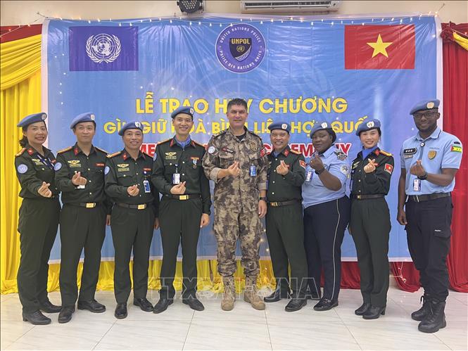 UN Police Chief of Staff for UNMISS Murat Isik and the Vietnamese officers participating in the UN peacekeeping mission. Photo by courtesy/VNA