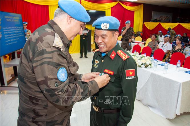 UN Police Chief of Staff for UNMISS Murat Isik presents the order to Colonel Le Quoc Huy. Photo by courtesy/VNA