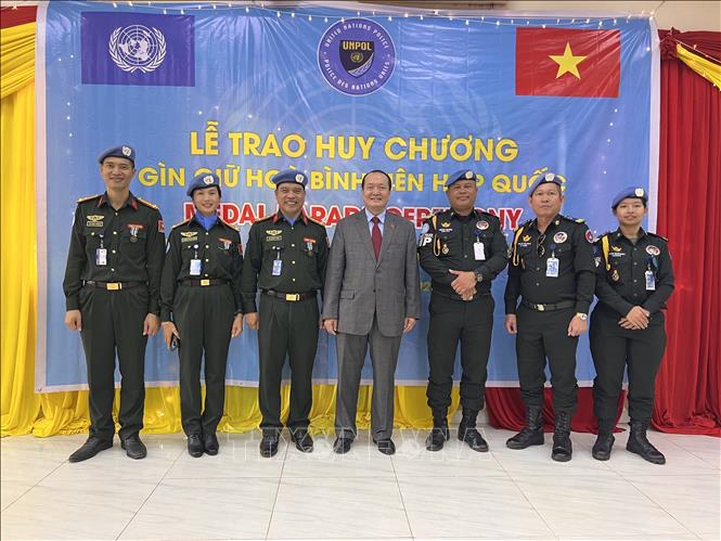 Vietnamese Ambassador to Egypt and South Sudan Nguyen Huy Dung and the Vietnamese officers. Photo by courtesy/VNA