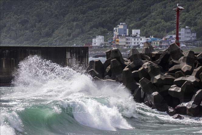 Sóng lớn do ảnh hưởng của bão Koinu ở thành phố Cơ Long, vùng lãnh thổ Đài Loan (Trung Quốc), ngày 5/10/2023. Ảnh: AFP/TTXVN