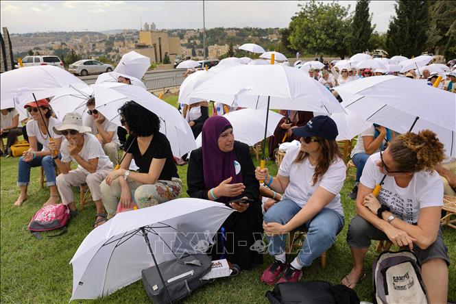 Phụ nữ Israel và Palestine tuần hành vì hòa bình tại Jerusalem ngày 4/10/2023. Ảnh: AFP/TTXVN