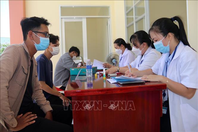 Công dân thành phố Rạch Giá sơ tuyển sức khỏe nghĩa vụ quân sự. Ảnh: Lê Sen - TTXVN