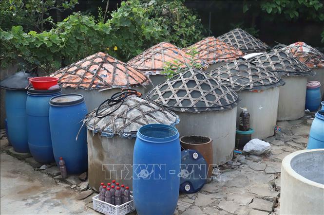 Những am chứa có dung tích, kích thước khác nhau được dùng để chườm, ướp, ủ cá tạo ra nước mắm ngon chế biến theo phương thức thủ công truyền thống. Ảnh: Xuân Tiến - TTXVN