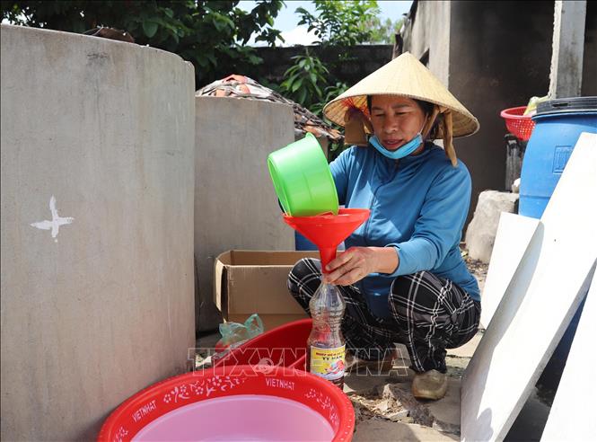 Đóng chai nước mắm. Ảnh: Xuân Tiến - TTXVN 