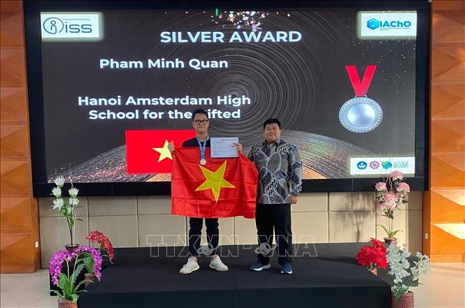 11th grader Pham Minh Quan from the Hanoi-Amsterdam High School for the Gifted wins the silver medal. Photo by courtesy/VNA