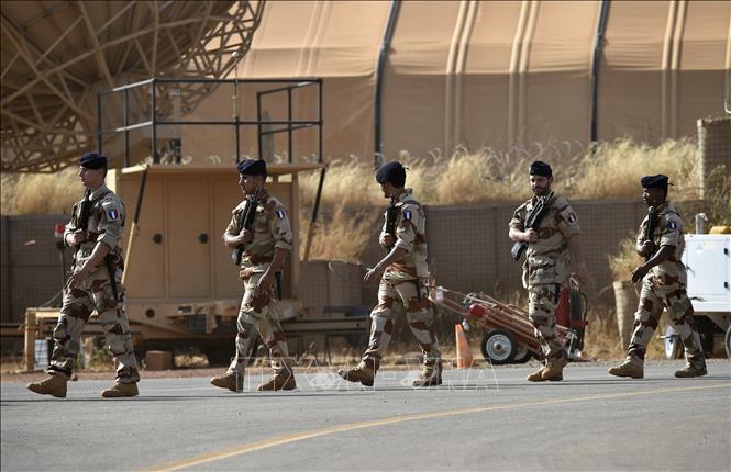 (Tư liệu) Binh sĩ Pháp tuần tra tại căn cứ không quân ở Niamey, Niger ngày 23/11/2014. Ảnh: AFP/TTXVN