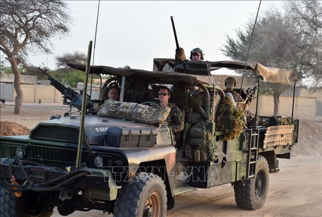 (Tư liệu) Binh sĩ Pháp tuần tra tại Diffa, Niger ngày 25/5/2015. Ảnh: AFP/TTXVN