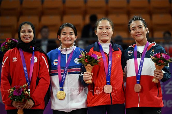VĐV Phùng Thị Huệ (thứ 2, phải) giành HCĐ môn Jujitsu hạng 48kg nữ tại ASIAD 2023 ở Hàng Châu (Trung Quốc) ngày 5/10/2023. Ảnh: AFP/TTXVN