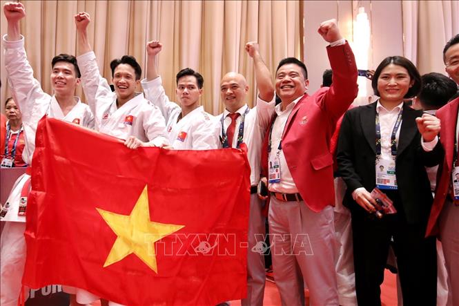 HLV Nguyễn Hoàng Ngân cùng BHL đội tuyển Karate Việt Nam vui mừng sau khi Karate Việt Nam giành HCV nội dung đồng đội nam tại SEA Games 32. Ảnh: Minh Quyết - TTXVN