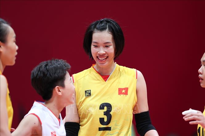 Thanh Thuý (3) chia vui cùng đồng đội. Ảnh: Hoàng Linh-TTXVN