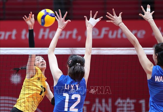 Đoàn Thị Xuân (17) cố gắng vượt qua rào chắn của Trung Quốc. Ảnh: Hoàng Linh-TTXVN