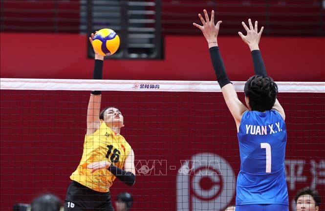 Như Quỳnh (16) trong một pha tấn công trên lưới. Ảnh: Hoàng Linh-TTXVN