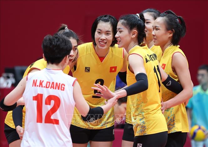 Đội trưởng Thanh Thuý (số 3) chia vui với các đồng đội sau một pha ghi điểm thành công. Ảnh: Hoàng Linh-TTXVN