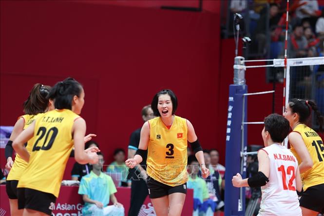 Đội trưởng Thanh Thuý (số 3) chia vui với các đồng đội sau một pha ghi điểm thành công. Ảnh: Hoàng Linh-TTXVN