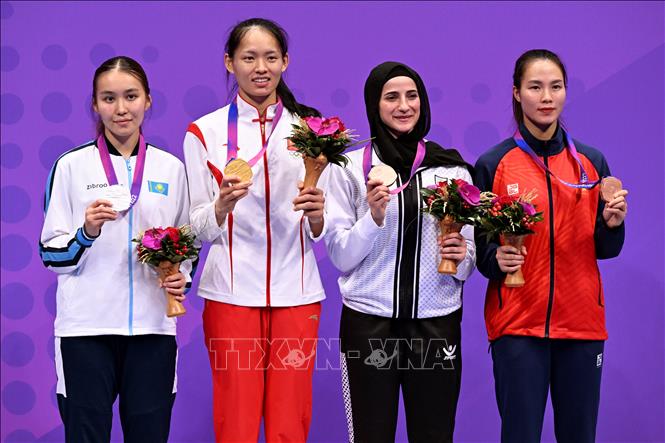Võ sĩ Đinh Thị Hương đoạt HCĐ môn Karate đối kháng 68kg nữ, tại ASIAD 2023 ở Hàng Châu, Trung Quốc. Ảnh: AFP/TTXVN