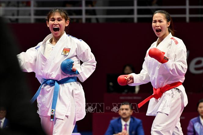Võ sĩ Đinh Thị Hương (phải) thi đấu với đối thủ người Indonesia Ceyco Zefanya nội dung Karate đối kháng 68kg nữ, tại ASIAD 2023 ở Hàng Châu, Trung Quốc ngày 5/10/2023. Ảnh: AFP/TTXVN