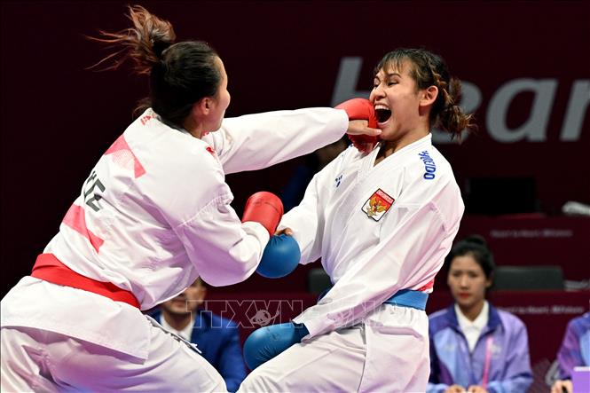 Võ sĩ Đinh Thị Hương (trái) thi đấu với đối thủ người Indonesia Ceyco Zefanya, nội dung Karate đối kháng 68kg nữ, tại ASIAD 2023 ở Hàng Châu, Trung Quốc ngày 5/10/2023. Ảnh: AFP/TTXVN