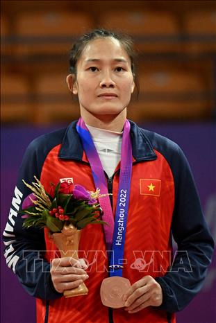 VĐV Phùng Thị Huệ giành HCĐ môn Jujitsu hạng 48kg nữ tại ASIAD 2023 ở Hàng Châu (Trung Quốc) ngày 5/10/2023. Ảnh: AFP/TTXVN