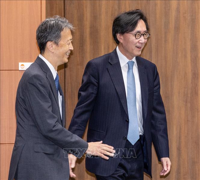 Hãng tin Yonhap cho biết Hàn Quốc và Nhật Bản đã tổ chức cuộc hội đàm cấp thứ trưởng tại Seoul ngày 5/10/2023, đánh dấu cuộc đối thoại chiến lược đầu tiên sau 9 năm. Theo đó, Thứ trưởng Ngoại giao thứ nhất Hàn Quốc Chang Ho-jin (ảnh, phải) đã gặp người đồng cấp Nhật Bản Masataka Okano để thảo luận về 