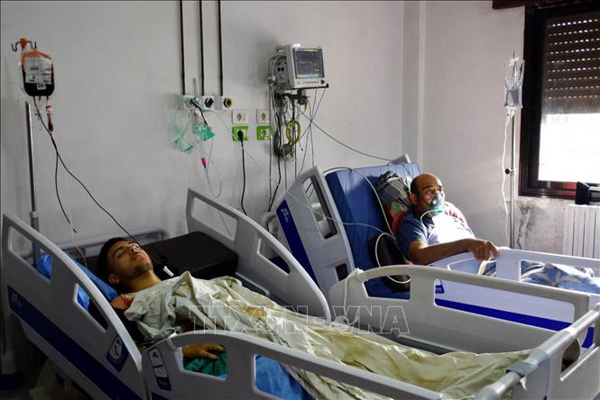 Bộ Quốc phòng Syria cho biết một vụ tấn công bằng thiết bị bay không người lái nhằm vào Học viện quân sự ở tỉnh Homs, miền Trung nước này ngày 5/10/2023 đã khiến ít nhất 100 dân thường và quân nhân thiệt mạng, 125 người bị thương. Ảnh: Những người bị thương trong vụ tấn công bằng máy bay không người lái nhằm vào Học viện quân sự Syria được điều trị tại bệnh viện ở Homs, ngày 5/10/2023. Ảnh: AFP/TTXVN