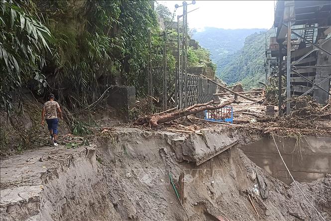 Ngày 5/10/2023, giới chức Ấn Độ cho biết trận lũ quét ở bang Sikkim, Đông Bắc nước này, đã làm ít nhất 14 người thiệt mạng. Bên cạnh đó, 102 người, trong đó có 22 binh sĩ, đang mất tích và 22.000 người bị ảnh hưởng. Ảnh: Một đoạn đường bị hư hại do lũ quét ở bang Sikkim, Ấn Độ ngày 5/10/2023. Ảnh: AFP/TTXVN