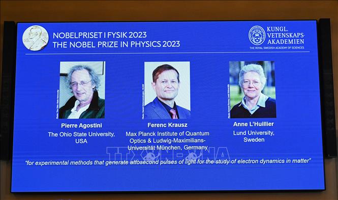 Chiều 3/10/2023, Viện Hàn lâm Khoa học Hoàng gia Thụy Điển công bố giải Nobel Vật lý 2023 đã thuộc về 3 nhà khoa học Pierre Agostini (người Pháp), Ferenc Krausz (người Áo gốc Hungary) và Anne L' Huillier (người Thụy Điển gốc Pháp) do 