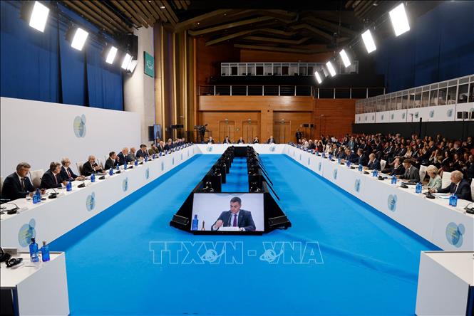 Ngày 5/10/2023, các nhà đàm phán của 27 quốc gia thành viên Liên minh châu Âu (EU) đã nhất trí một thỏa thuận loại bỏ hoàn toàn việc sử dụng các hợp chất hydrofluorocarbons (HFC) - vốn được dùng trong công nghệ làm lạnh tủ lạnh, máy điều hòa và bình xịt - vào năm 2050. Các hợp chất này được gọi là siêu khí nhà kính vì có thể đẩy nhanh quá trình biến đổi khí hậu gấp hàng nghìn lần so với khí CO2. Ảnh: AFP/TTXVN