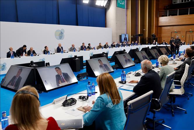 Ngày 5/10/2023, các nhà đàm phán của 27 quốc gia thành viên Liên minh châu Âu (EU) đã nhất trí một thỏa thuận loại bỏ hoàn toàn việc sử dụng các hợp chất hydrofluorocarbons (HFC) - vốn được dùng trong công nghệ làm lạnh tủ lạnh, máy điều hòa và bình xịt - vào năm 2050. Các hợp chất này được gọi là siêu khí nhà kính vì có thể đẩy nhanh quá trình biến đổi khí hậu gấp hàng nghìn lần so với khí CO2. Ảnh: AFP/TTXVN