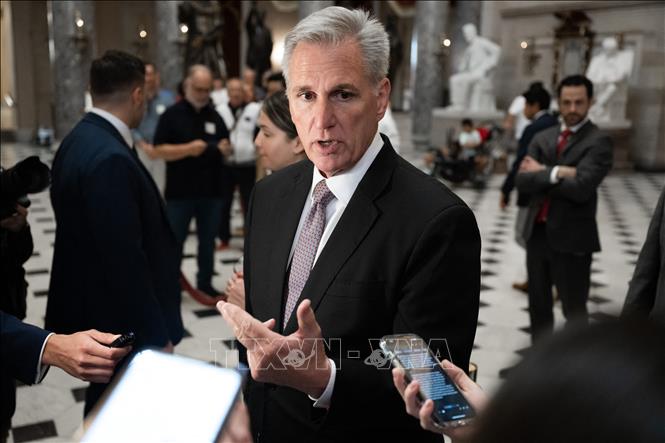 Ngày 3/10/2023, với 216 phiếu thuận và 210 phiếu chống, các nghị sĩ tại Hạ viện Mỹ đã thông qua quyết định bãi nhiệm Chủ tịch Hạ viện Kevin McCarthy (ảnh). Đây là lần đầu tiên trong lịch sử Hạ viện Mỹ cách chức nhà lãnh đạo của mình, theo đề xuất của một nhóm nhỏ các đảng viên Cộng hòa do Hạ nghị sĩ Matt Gaetz đứng đầu. Các đảng viên này bày tỏ bất bình vì ông McCarthy hôm 30/9 đã dựa vào phiếu bầu của đảng Dân chủ để thông qua dự luật cấp ngân sách cho Chính phủ tiếp tục hoạt động thêm 45 ngày, tới 17/11. AFP/TTXVN