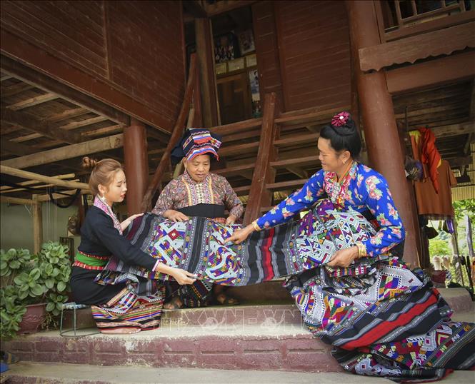 Những tấm vải thổ cẩm với họa tiết, hoa văn đặc trưng của cộng đồng dân tộc Lào ở Điện Biên. Ảnh: Xuân Tư – TTXVN