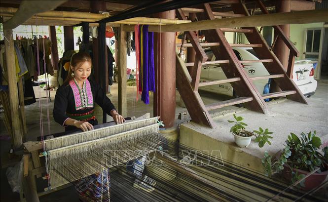 Thiếu nữ dân tộc Lào ở Na Sang dệt vải. Ảnh: Xuân Tư – TTXVN