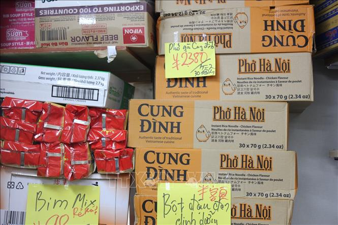 Một thùng phở gà Cung Đình được một cửa hàng thực phẩm ghi giá bán 2.380 yên/thùng (khoảng 399.000 vnd). Ảnh: Phạm Tuân - Pv TTXVN tại Nhật Bản