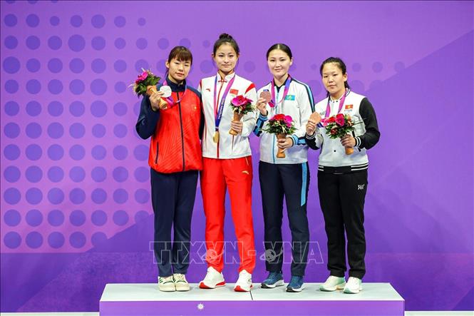Các võ sĩ trên bục huy chương nội dung 61kg nữ. Võ sĩ Nguyễn Thị Ngoan ở ngoài cùng bên trái. Ảnh: Hoàng Linh-TTXVN