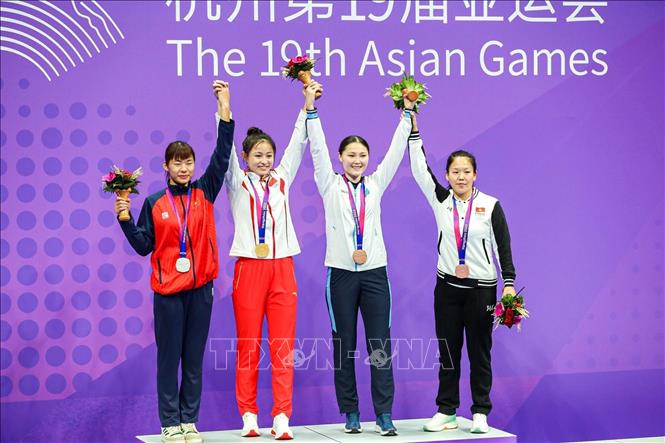 Các võ sĩ trên bục huy chương nội dung 61kg nữ. Võ sĩ Nguyễn Thị Ngoan ở ngoài cùng bên trái. Ảnh: Hoàng Linh-TTXVN
