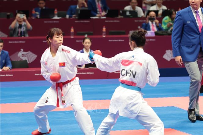 Võ sĩ Nguyễn Thị Ngoan (trái) và Gong Li ở trận chung kết. Ảnh: Hoàng Linh-TTXVN