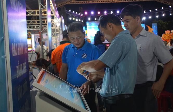 Tìm hiểu và trải nghiệm tại các gian hàng tại Ngày hội chuyển đổi số thành phố Tam Kỳ năm 2023. Ảnh: Trịnh Bang Nhiệm - TTXVN